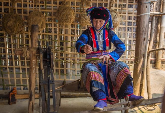 Skilled Hemp Weavers