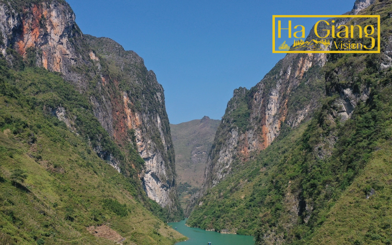Tu Sản Canyon rises above the Nho Que River with towering cliffs.