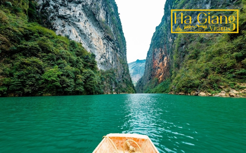 Along the Nho Que, cliffs, reflections, and hidden corners captivate travelers.