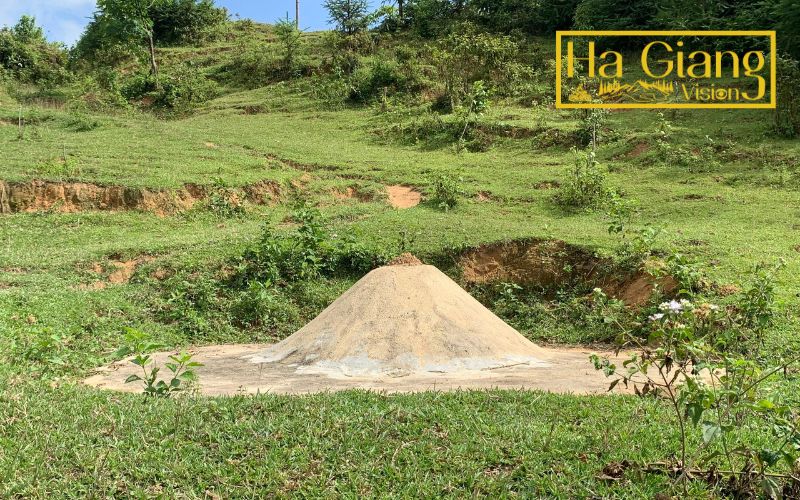 The ancient La Chi tombs in Hoàng Su Phì reveal deep ancestral traditions.