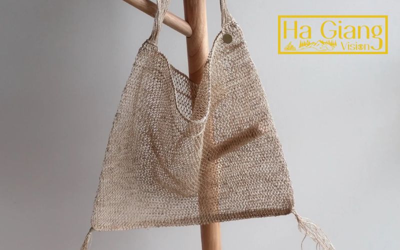 Eco-friendly kudzu bags from Tha village are unique Vietnamese souvenirs combining sustainability and local creativity.