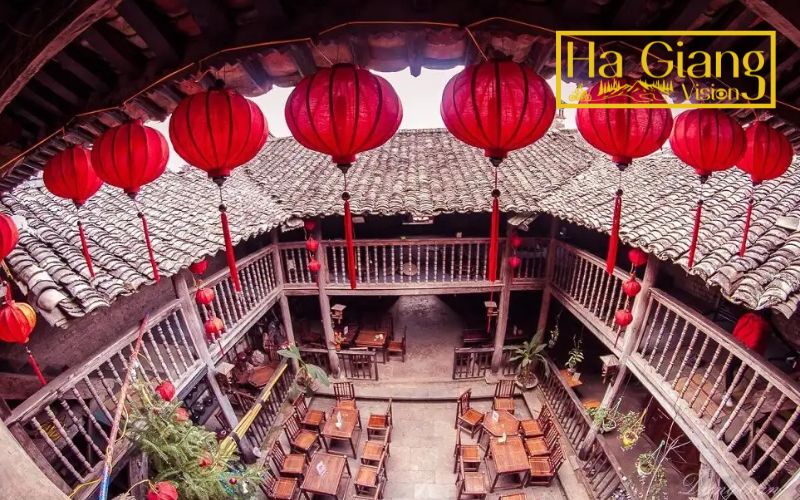 Historic charm blends with modern taste in this old-quarter best coffee shop. Hyphenated Version: