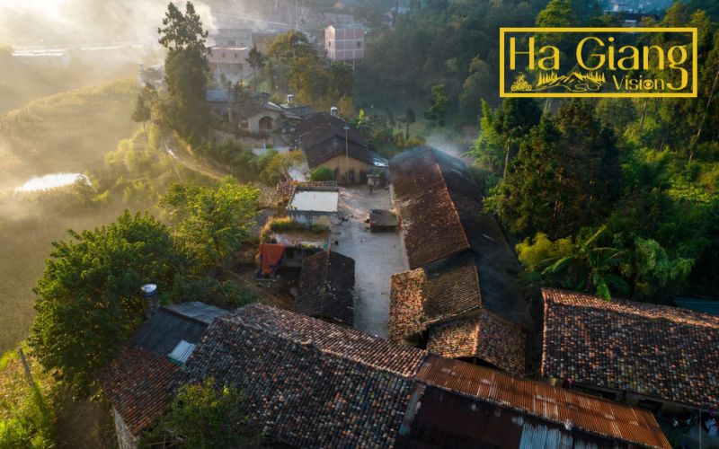 Thèn Pả belongs to Ha Giang’s hidden villages known for tranquility and golden terraced fields.