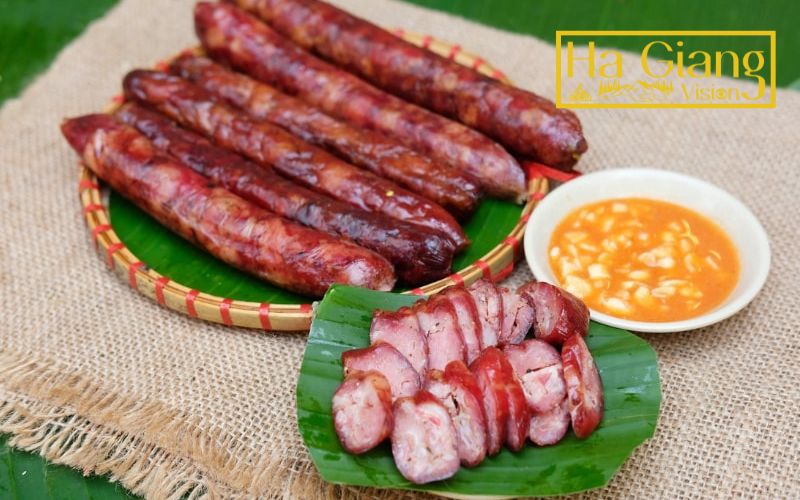 Hà Giang food delights with handmade sausage seasoned with herbs and mountain spices.