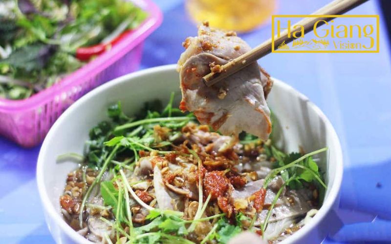 Hà Giang food surprises visitors with sour pho, a refreshing cold noodle dish.