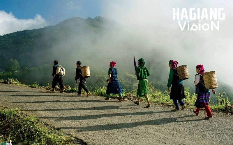 Dong Van Makret becomes more enjoyable when travelers follow basic local etiquette.