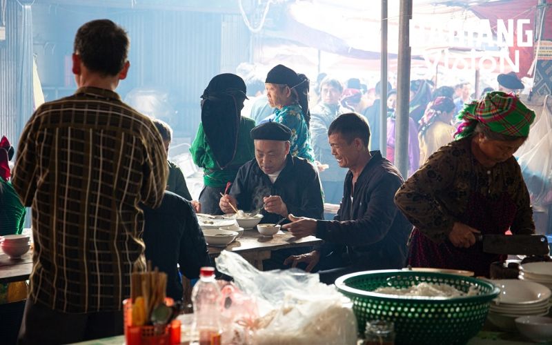Dong Van Makret presents aromatic dishes showcasing fresh mountain ingredients.