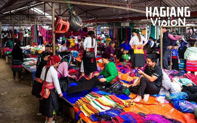 Dong Van Makret reflects highland culture and weekly community life.