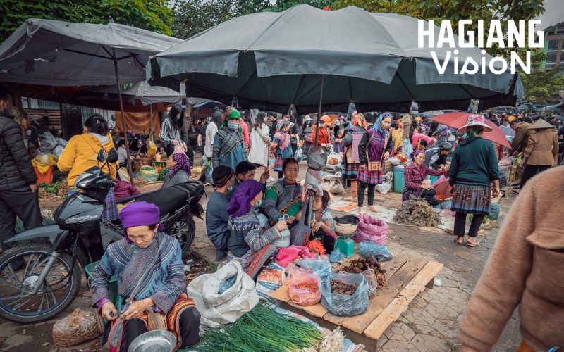 Du Gia local market brings friendly community vibes and slow calm rhythms.