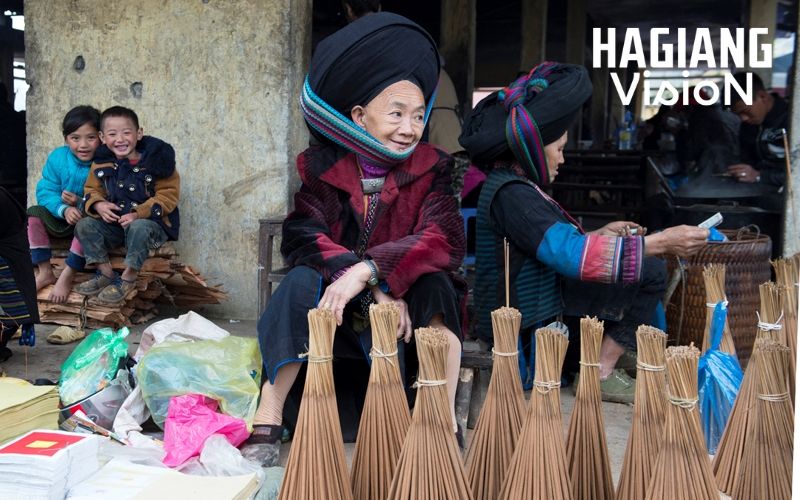 Handmade products at Lung Phin Market showcase skilled highland craftsmanship.