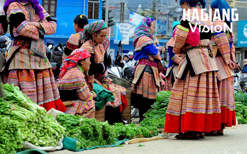 Lung Phin local market offers raw energy, colors, animals, and routine.