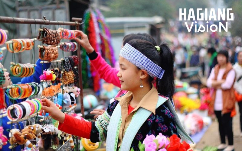 Lung Phin Market offers travelers an authentic glimpse into highland life.
