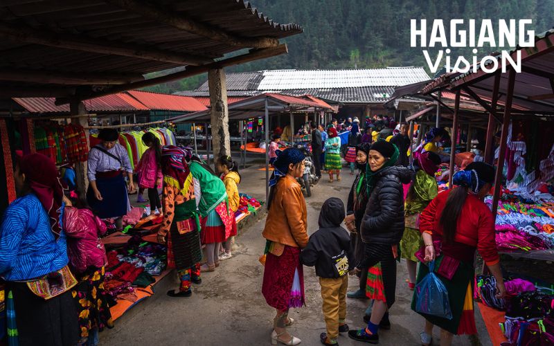 Pho Cao local market combines scenic misty mornings with traditional trading culture.