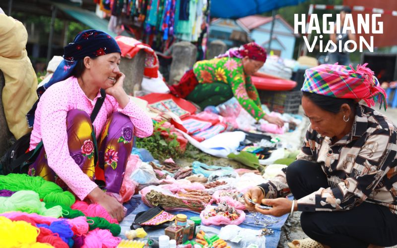 Quan Ba local market offers a calmer shopping scene and warm culture.