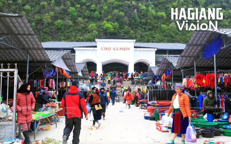 Sa Phin local market feels authentic, historical, and wonderfully community-driven.