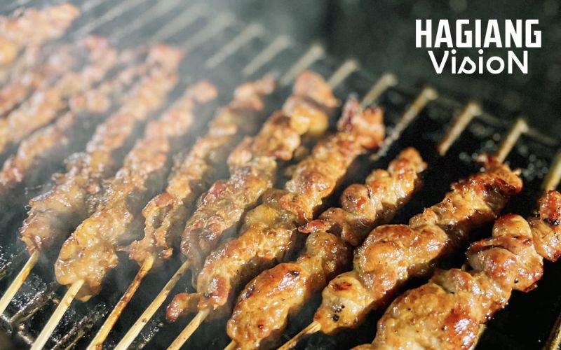 Food at Khau Vai Love Market reflects rustic flavors, warmth, and true mountain life.