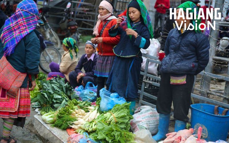 Fresh highland produce gives Pho Cao Market its warm rural character.