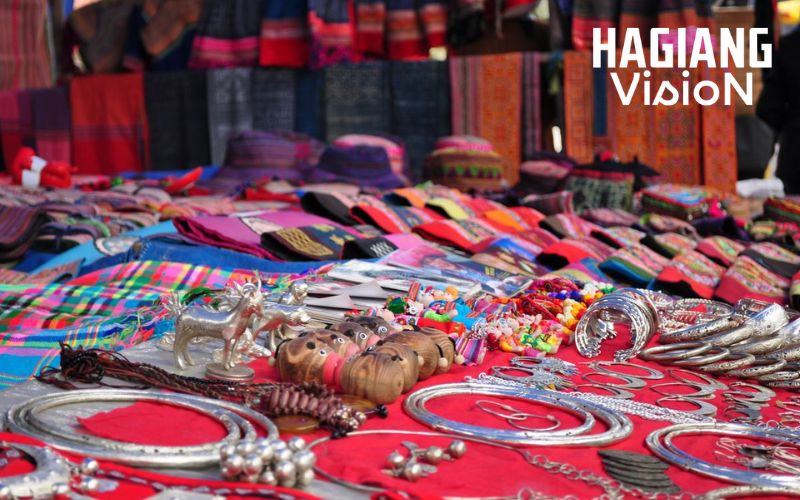 Sa Phin Market features diverse handmade goods sourced directly from villages.