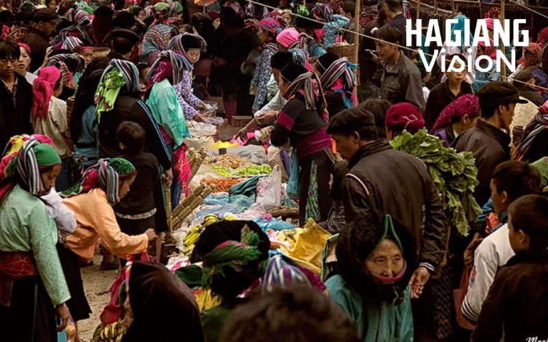 Sa Phin Market offers an authentic glimpse into daily highland culture.