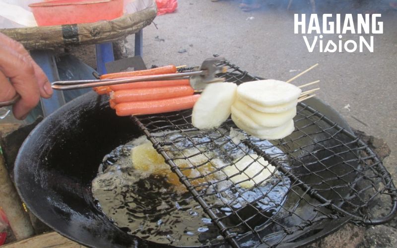 Sa Phin Market offers comforting highland dishes perfect for a morning visit.