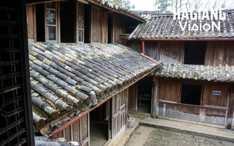 Sa Phin Market pairs well with a cultural visit to the H’Mông Palace.