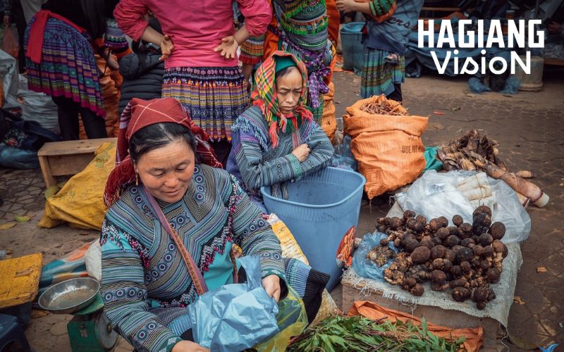 Du Gia Market brings fresh seasonal produce from surrounding mountain farms.