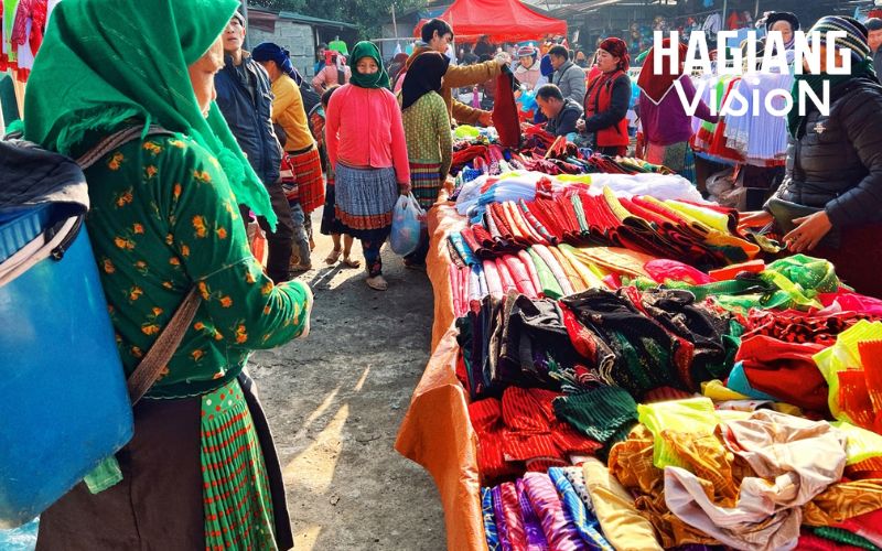 Du Gia Market features beautiful traditional crafts made by ethnic women.