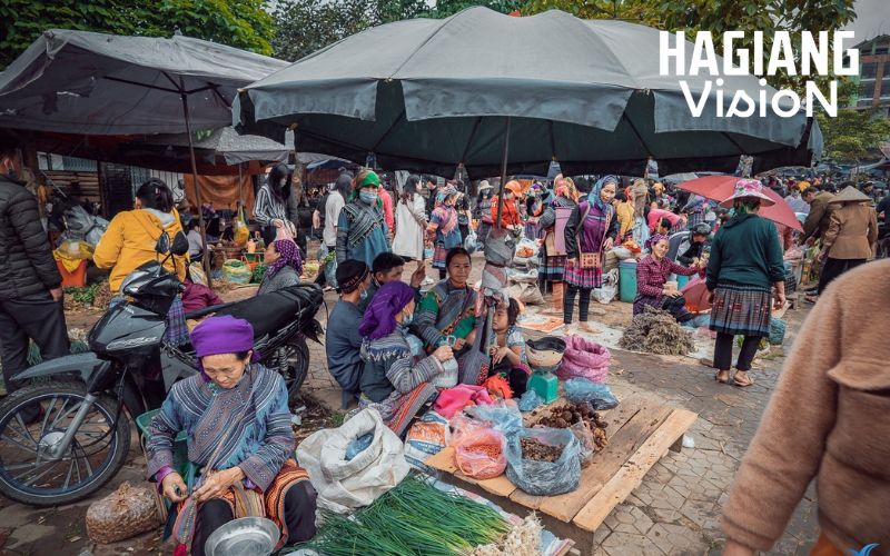 Du Gia Market introduces travelers to authentic highland life and culture.