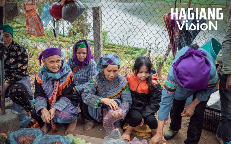 Du Gia Market showcases weekly ethnic gatherings full of vibrant activity.