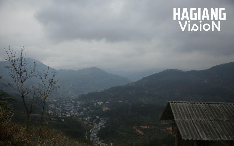 Hoang Su Phi Market comes alive at dawn with vibrant mountain activity.