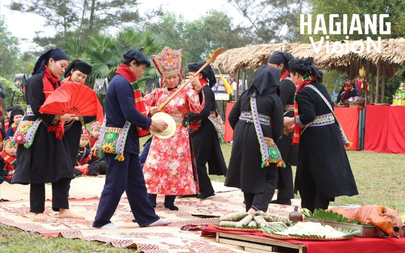 Folk games during Long Tong festival create joyful moments of playful cultural expression.