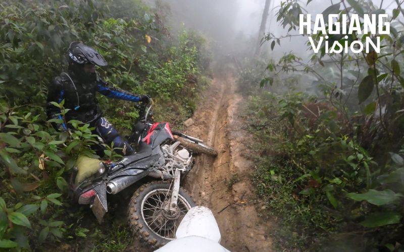 Ha Giang motorbike rental mistakes happen when riders underestimate roads and weather.