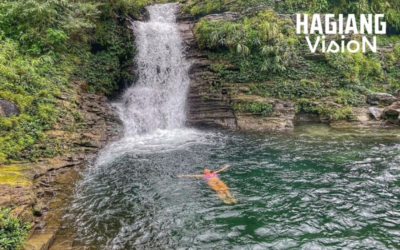 Ha Giang Waterfalls include Du Gia, famous for natural swimming pools