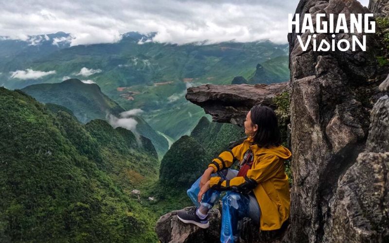 Ma Pi Leng Pass Skywalk trail reveals cliffs and river panoramas