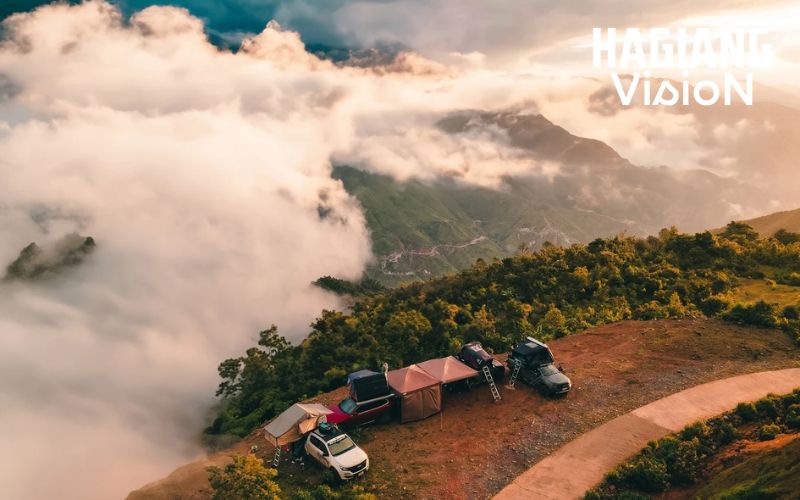 Ma Pi Leng Pass summit creates magical cloud and sunrise photography moments