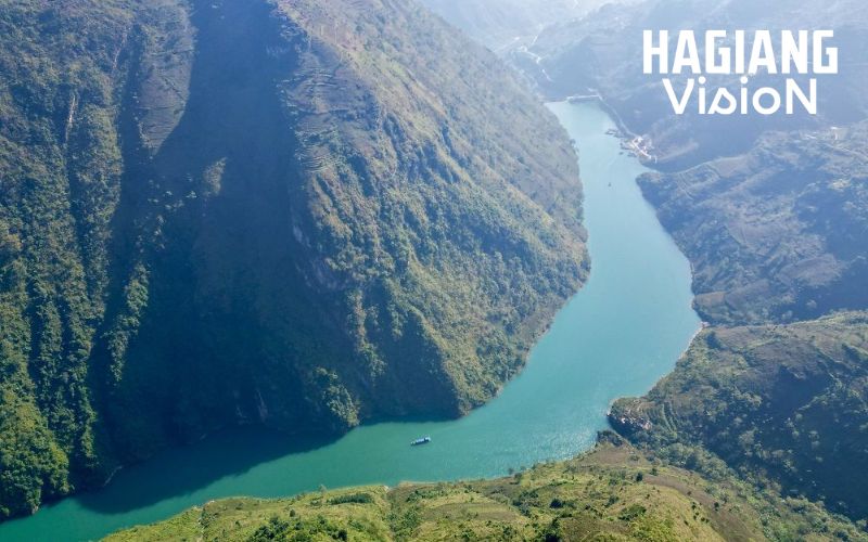 Dong Van landscapes shine through Nho Que River canyon scenery