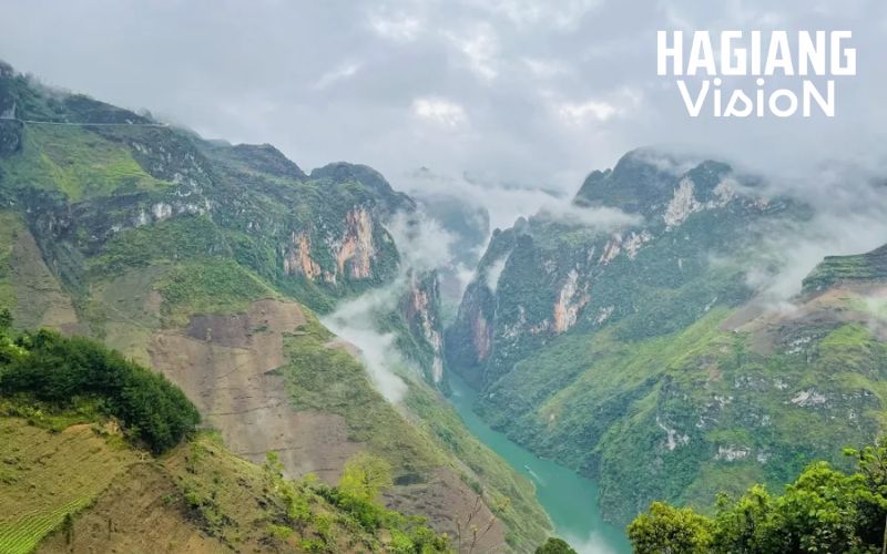 Ha Giang in February transforms mountains with fog and cloud seas