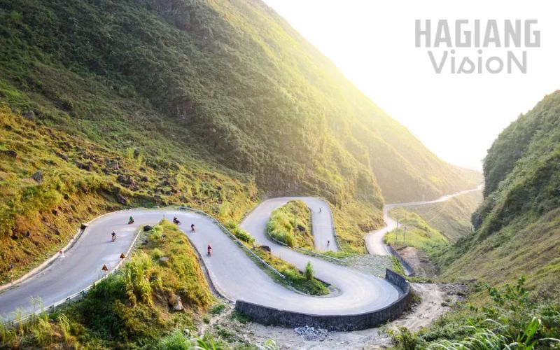 Ha Giang in April creates ideal conditions for loop rides